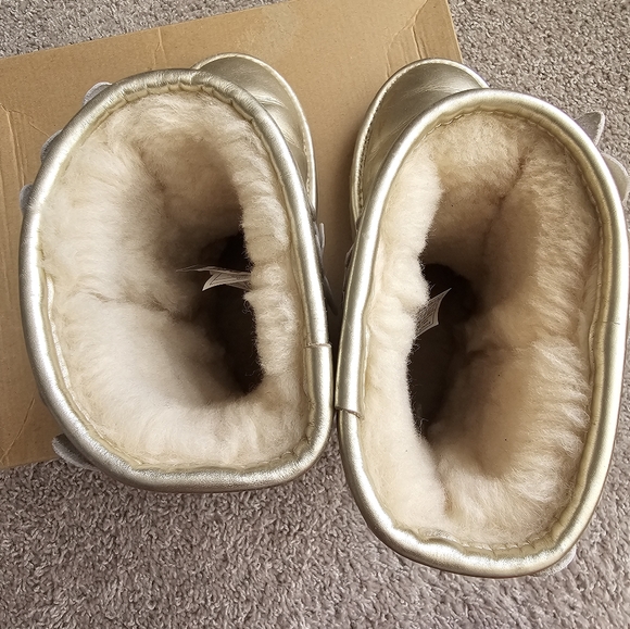 Ugg Gold Flora Boot Kids Size 3 - Picture 4 of 8